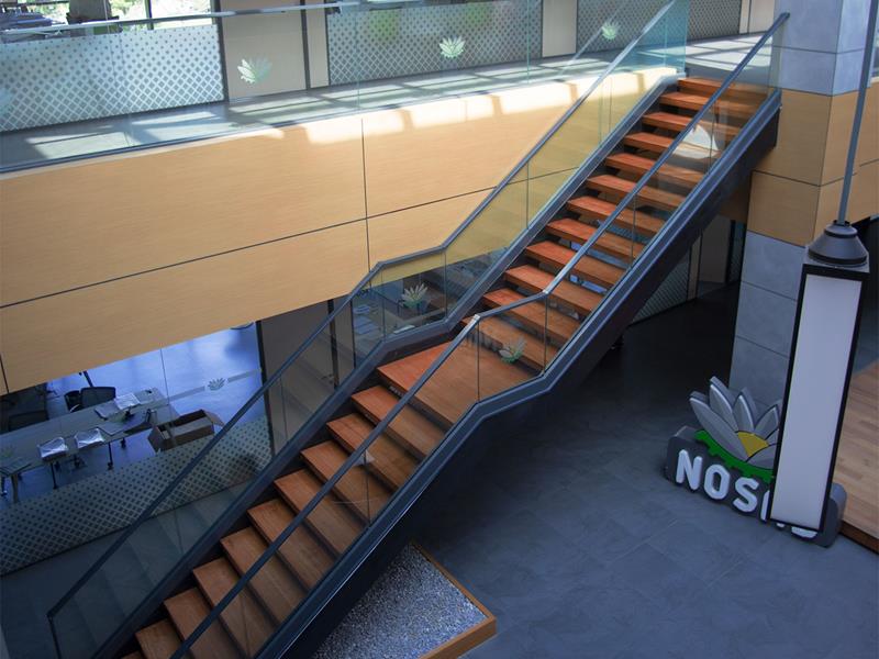 Dettaglio vicino dei Parapetti In Vetro Per Scale Interne Prezzi: guarnizioni EPDM, vetro laminato temperato 10+10, fissaggi in acciaio inox A2 e finitura RAL omogenea.